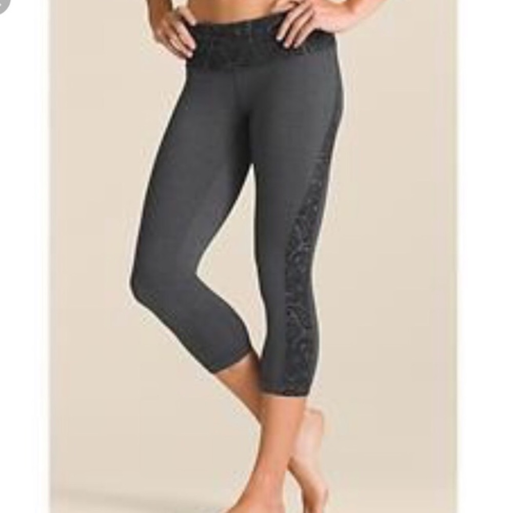 ATHLETA | Gray/Black Paisley Splits Revelation Capri Crop Leggings size Small